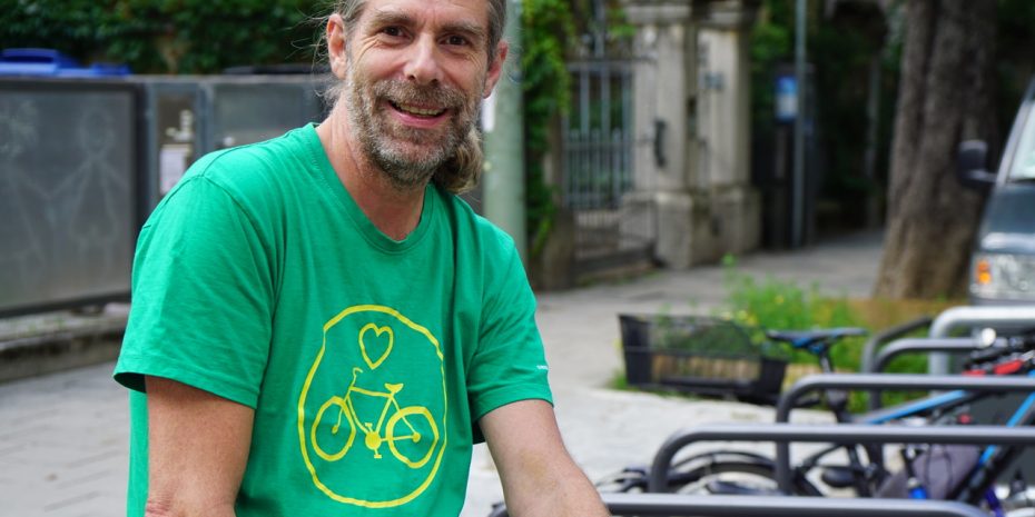 Niko Lipkowitsch vor Radlständern