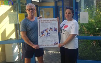 Wolfgang Petzold vom SBZ und Sarah Aboudarar vom BA mit dem Plakat der Sendlinger Jugendversammlung. / Foto: privat