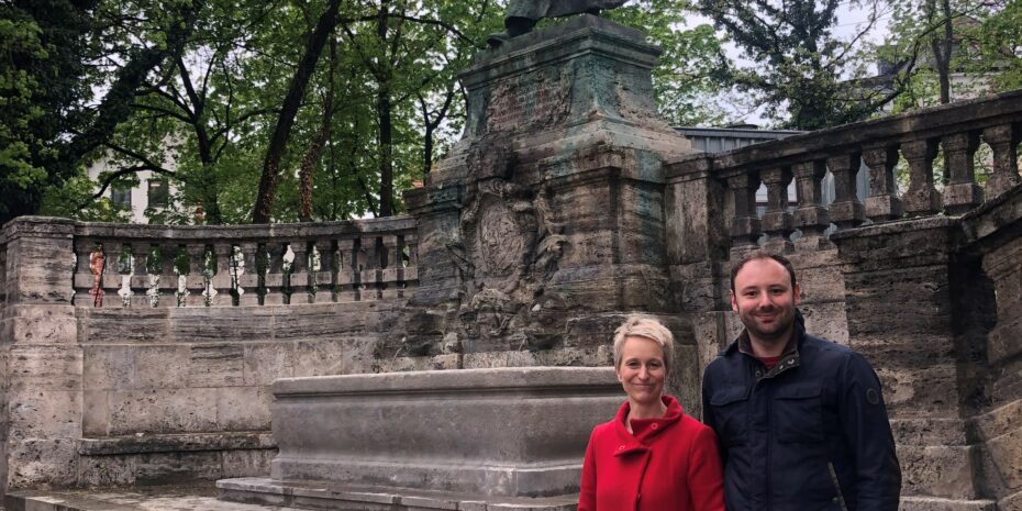 Tini Hesse und Philip Fickel vom BA Sendling freuen sich über den renovierten Schmied-Kochel-Brunnen. Foto: privat