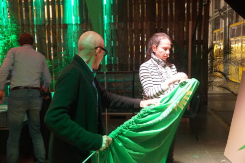 Michael und Sonja helfen fleißig beim Aufbau
