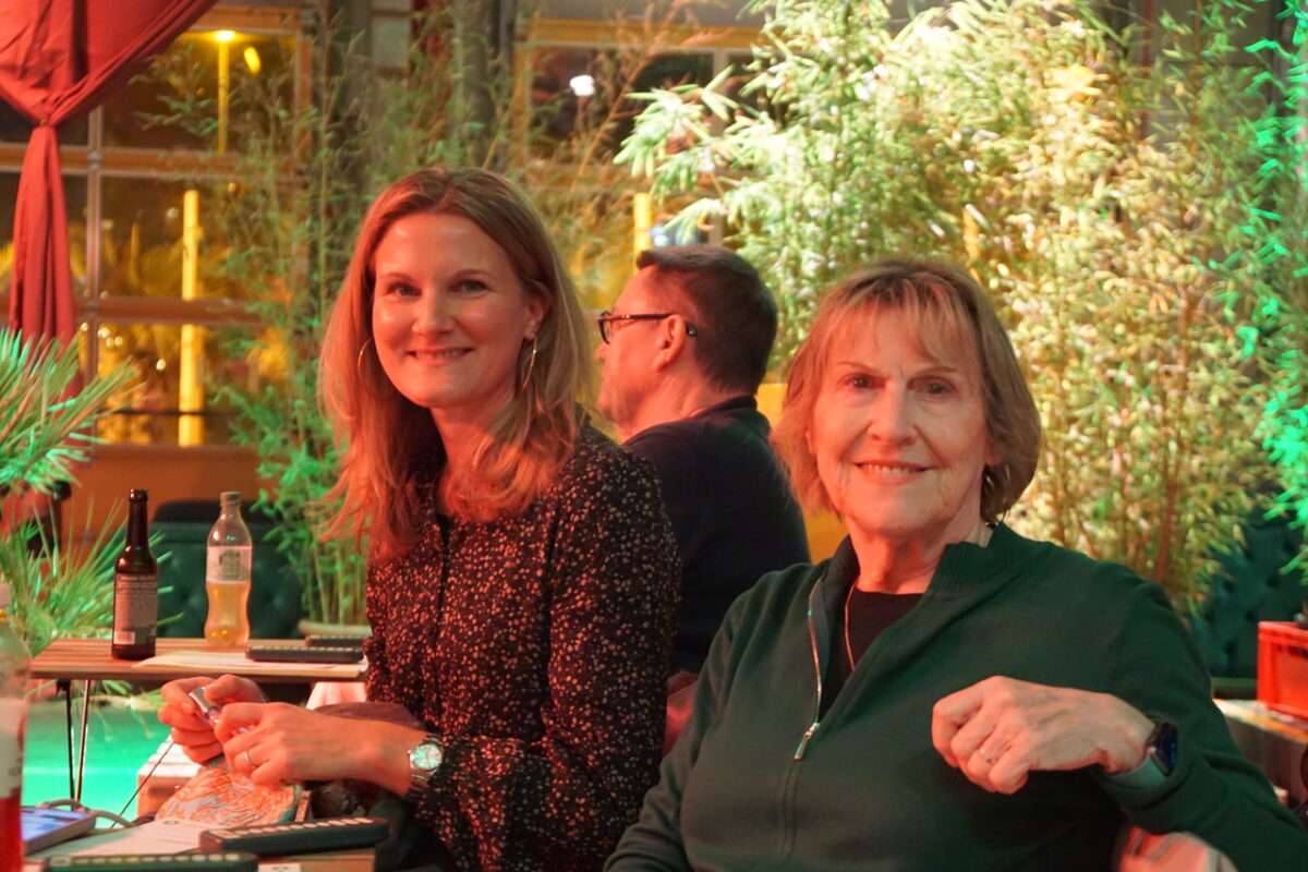 Vroni und Leonie warten darauf, dass es losgeht