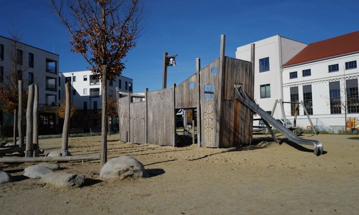 Spielplatz und Wohngebäude im Viertel