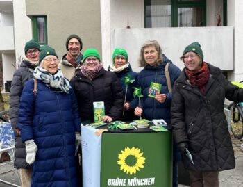 Grüner Infostand mit mehreren Grünen