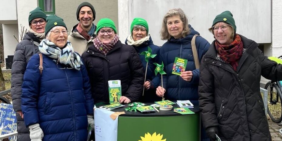 Grüner Infostand mit mehreren Grünen