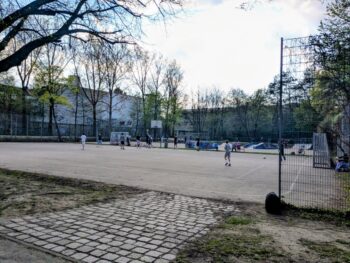 Basketballplatz und Skatefläche am Hypopark